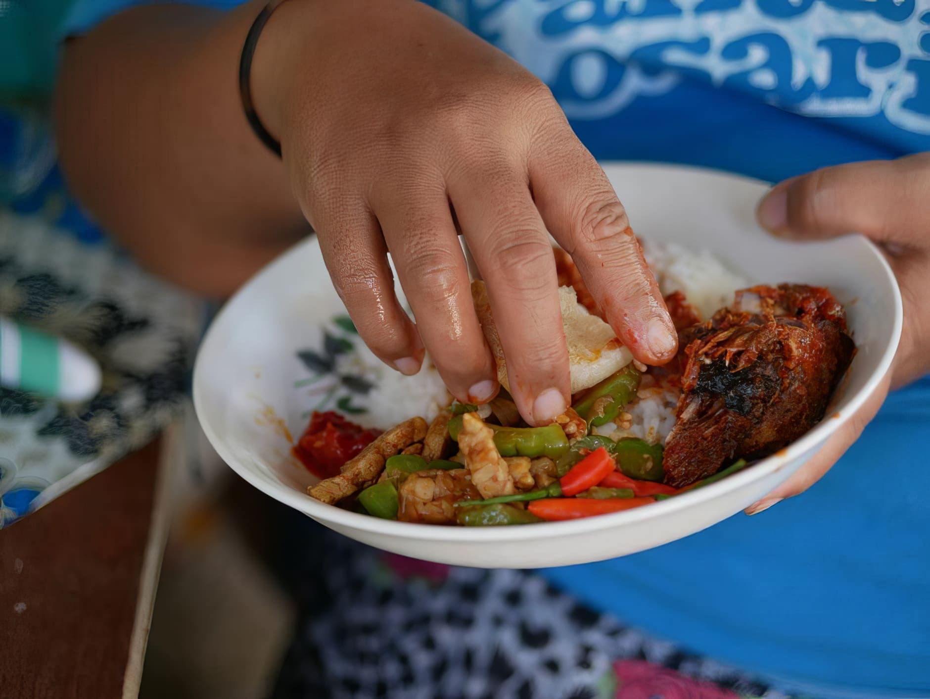 Kebiasaan Unik Makan Ala Orang Indonesia, Dari Sedia Sambal Sampai Langsung Pakai Tangan