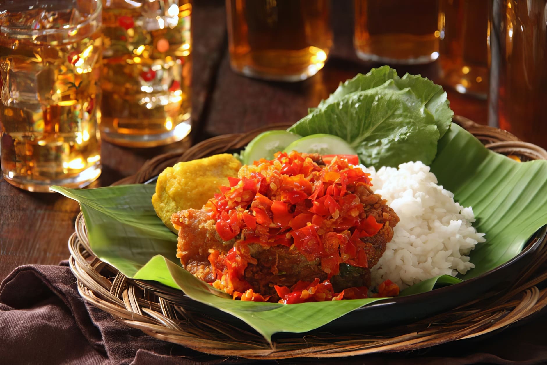 Sajian Ayam Geprek Belum Mantap Tanpa 5 Varian Sambal Ini