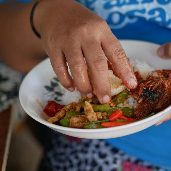 Kebiasaan Unik Makan Ala Orang Indonesia, Dari Sedia Sambal Sampai Langsung Pakai Tangan