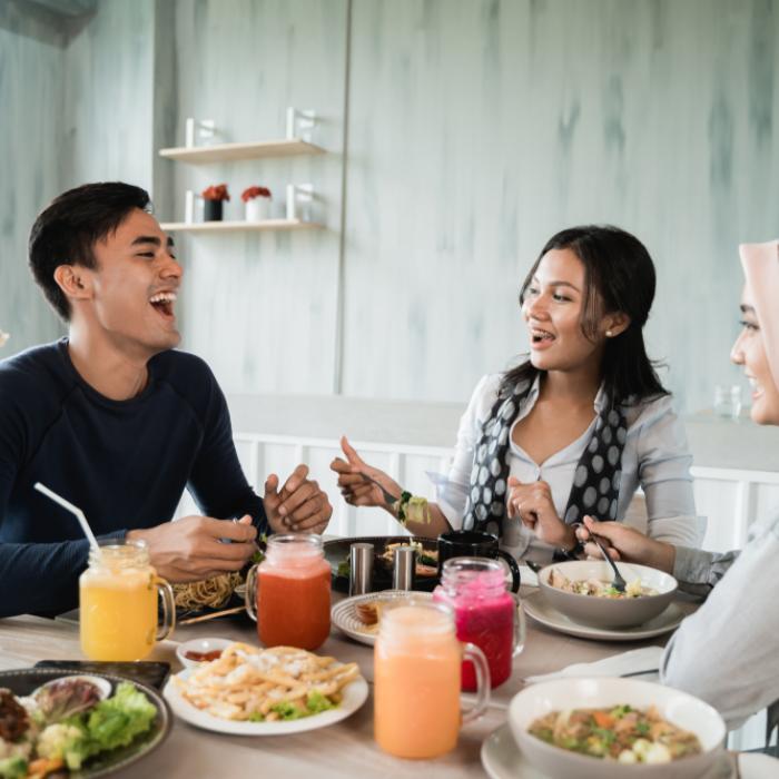 Sering Jadi Ajang Curhat, Asyiknya Makan Bareng Teman Tak Tergantikan